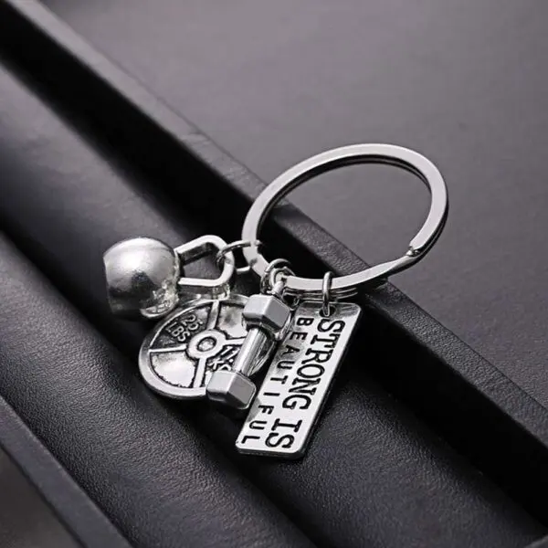 Porte Clés Sport – Kettlebell, Haltère, Disque + Plaque « Strong Is Beautiful » – Tem Fitness